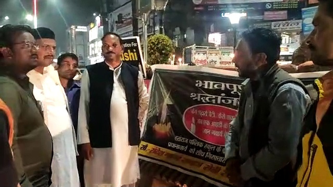 झांसी: छात्रा खुशी जैन को श्रद्धांजलि अर्पित कर आरोपी को गिरफ्तार करने की मांग की