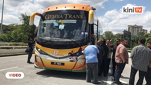 Ahli Parlimen PAS dan BN naik bas ke Istana Negara