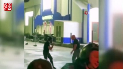 Rus polisi sokak dövüşünü engellemek yerine kavgacı gruplarla beraber izledi