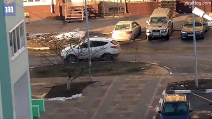 أم في الطابق الرابع تبتكر طريقة للعب مع ابنها في الشارع!