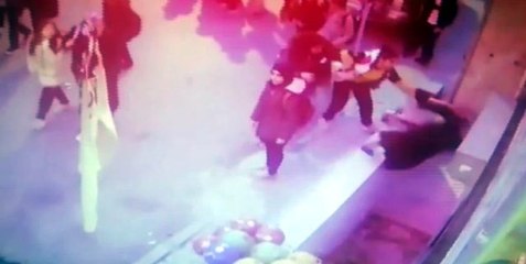 Yaşlı kadın merdiven boşluğuna düştü