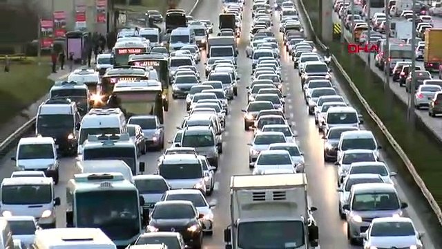 Maltepe D-100’de araç alev alev yandı, trafik yoğunluğu oluştu