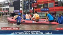Korban Banjir Green Garden Jakbar Dievakuasi dengan Perahu Karet