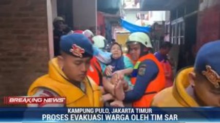 Evakuasi Lansia Korban Banjir di Kampung Pulo