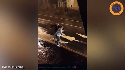 Ce grand-père et sa femme font du surf en pleine route sous une pluie torrentielle !