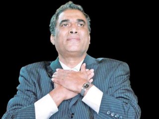 شقيقة أحمد زكي تبكي بحسرة بعد بيع مقتنياته وبث لقطات لأول مرة من منزله