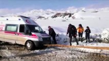 Yolu kardan kapanan mezrada fenalaşan kadın hastaneye yetiştirildi