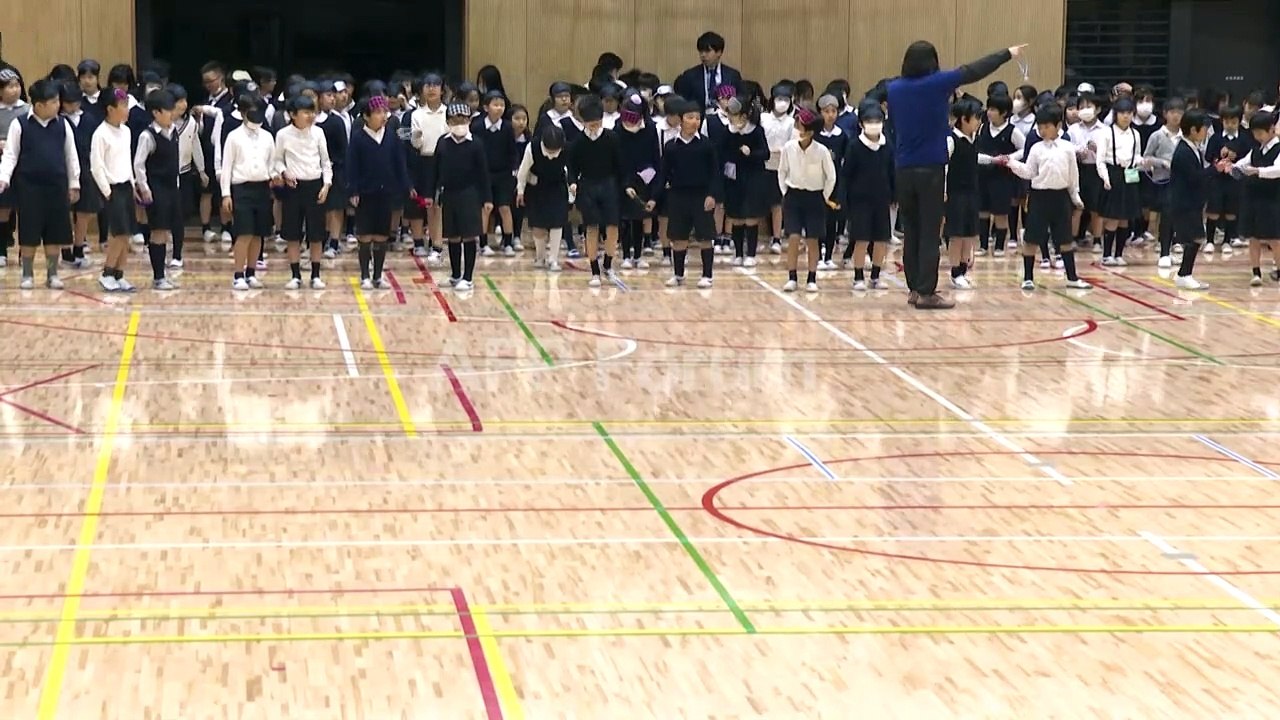 Naomi Campbell enchante le défilé du styliste nigérian Kenneth Ize