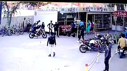 इटावा: दबंगों ने इलाके में की फायरिंग, कैंटीन कर्मचारी को किया घायल