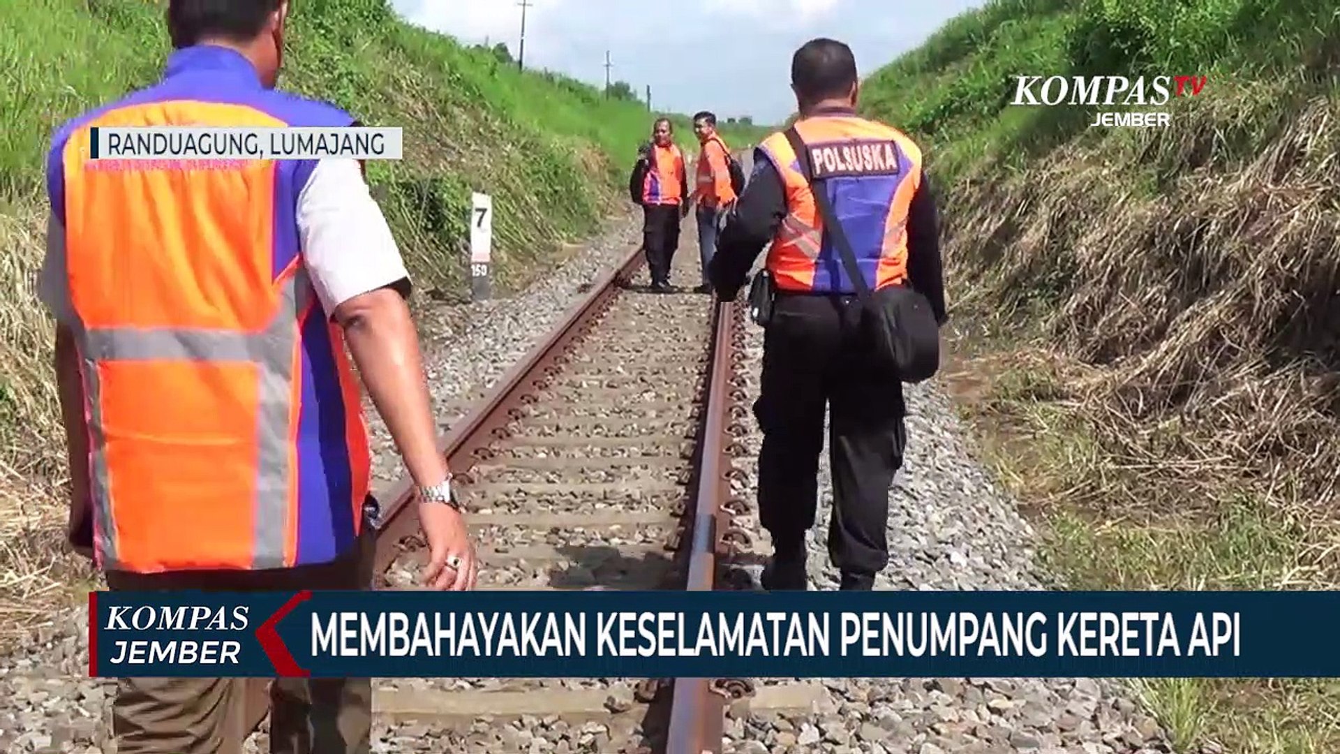 Tumpukan Batu di Rel Kereta Api Diduga Sabotase