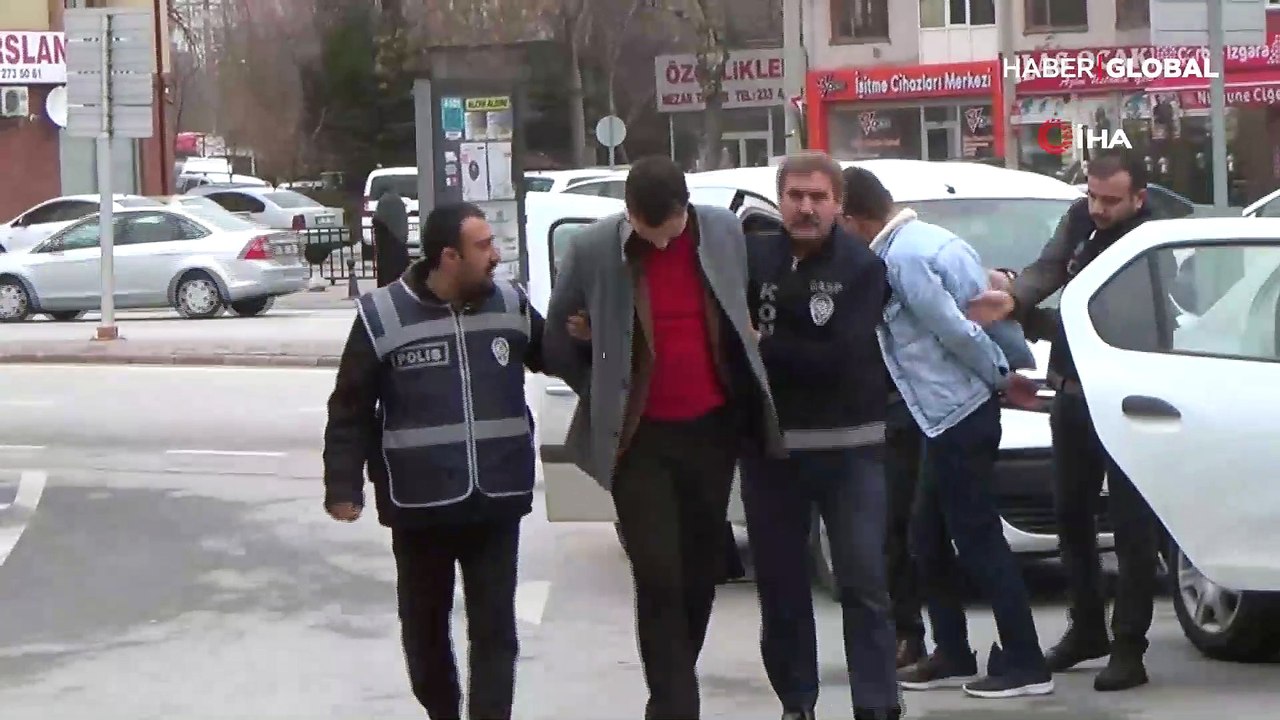 'Seni seviyorum' yazan gelin arabasıyla geldiler, kafasına silah dayayıp soydular