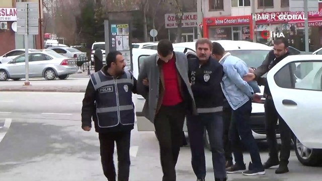 'Seni seviyorum' yazan gelin arabasıyla geldiler, kafasına silah dayayıp soydular