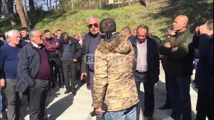 Report TV - Naftëtarët e Ballshit  tentojnë të futen me forcë në Uzinë: S'duam lëmoshë!