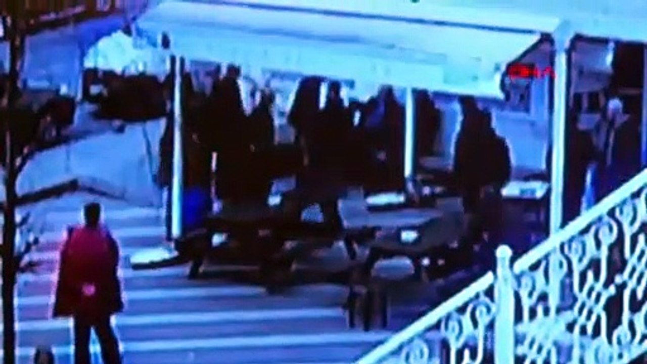 Cami avlusunda çıkan kavgayı sonlandırmak için ezan okudu