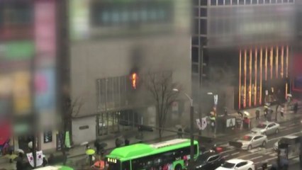 서울 서초동 상가건물 간판에 불...인명피해 없어 / YTN