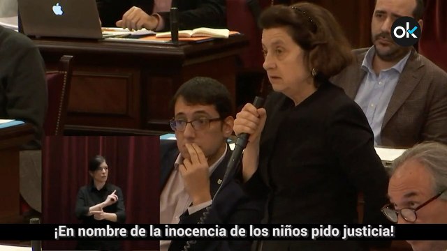 Una mujer interrumpe en el pleno del Parlamento de las Islas Baleares: ¡Justicia para los niños!