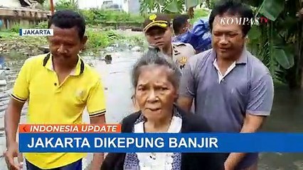Dikepung Banjir, Lansia Ini Memanjat Dinding Untuk Evakuasi Diri