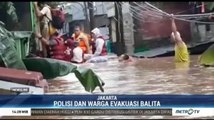 Polisi & Warga Evakuasi Balita Korban Banjir Jakarta