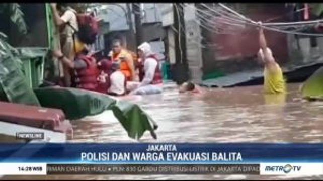Polisi & Warga Evakuasi Balita Korban Banjir Jakarta