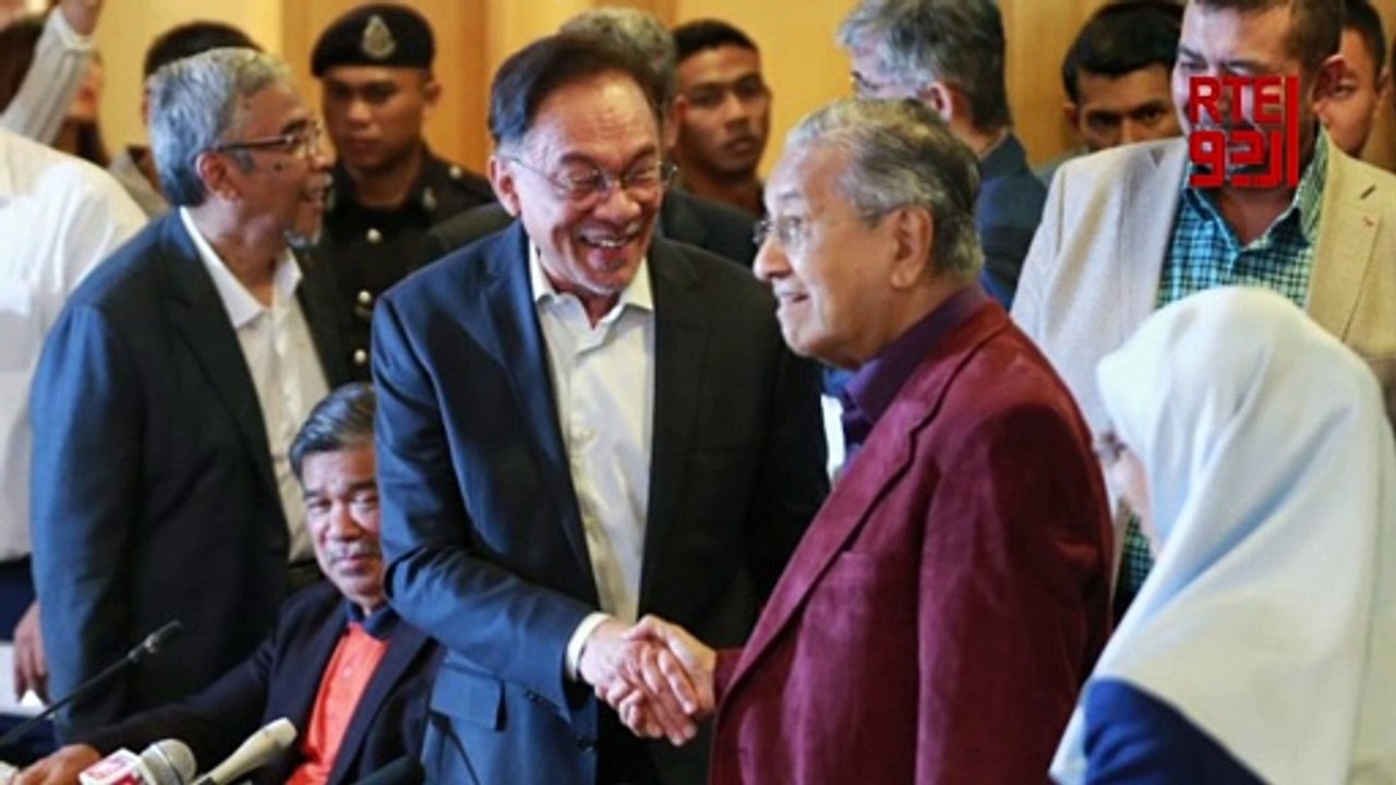 Malaysian Wazir-E-Azam Mahathir Mohammad Nay Apny Ohday Sy Istifa Dy Dia