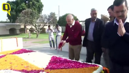 Delhi CM Kejriwal & Other AAP Leaders Offer Prayers to Mahatma Gandhi at Raj Ghat