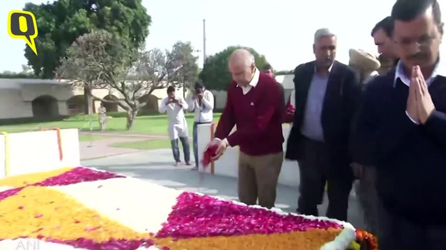 Delhi CM Kejriwal & Other AAP Leaders Offer Prayers to Mahatma Gandhi at Raj Ghat