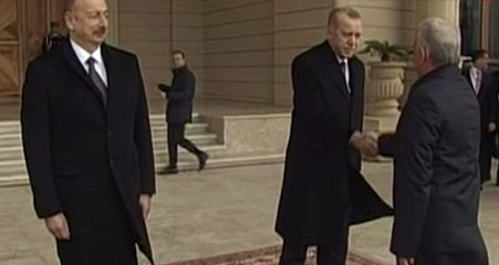 Azeri yetkilinin var gücüyle tokalaşması Cumhurbaşkanı Erdoğan'ı şaşırttı