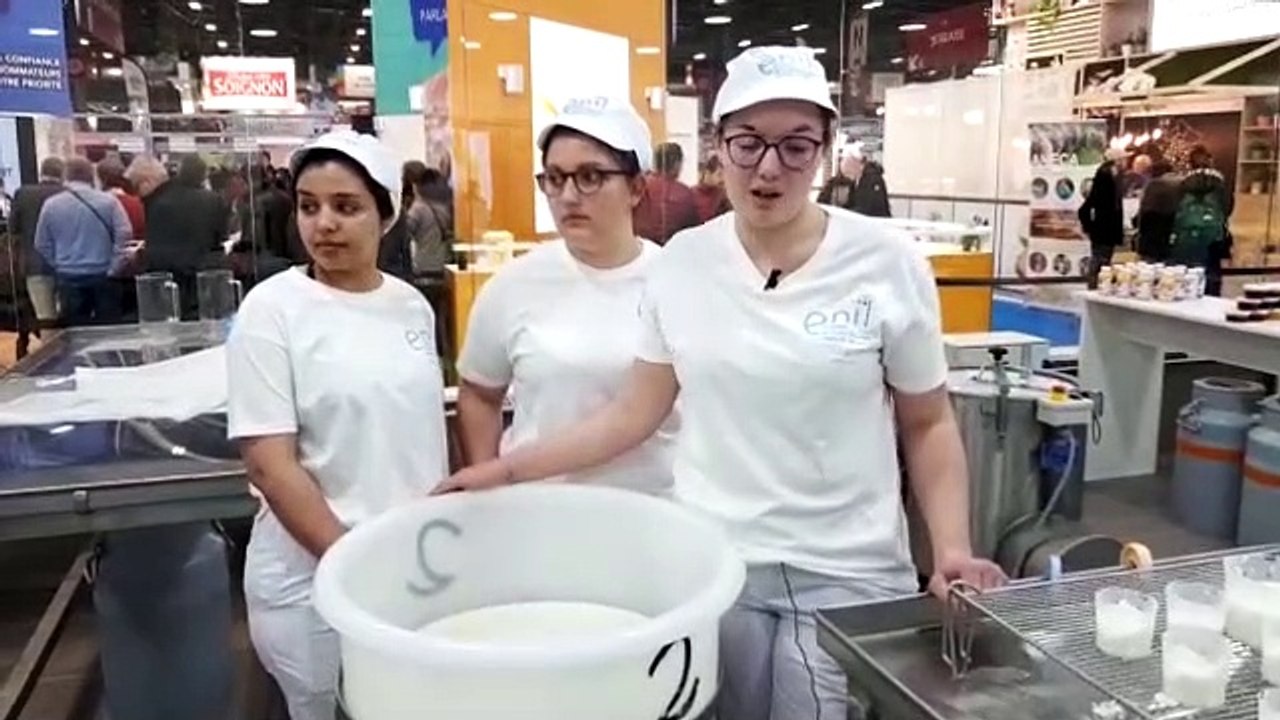 Salon de l'agriculture : les élèves de Poligny produisent en direct sur la laiterie éphémère