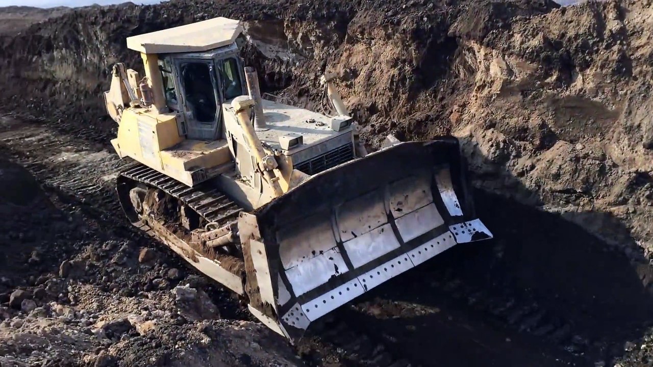 Komatsu 275 AX Dozer In Action