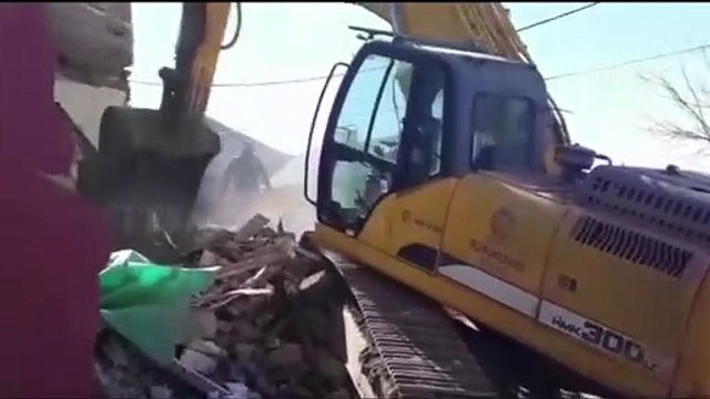 Malatya'da ağır hasarlı evler kontrollü şekilde yıkılıyor