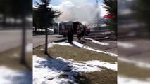 Sivas motor kısmından yanan ambulans, kullanılamaz hale geldi