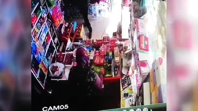 Pendik'te mahalle bakkalı bıçak tehdidiyle soyuldu