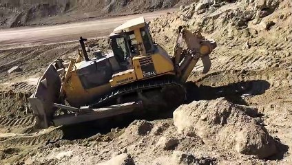 Komatsu 275AX Bulldozer Ripping And Pushing