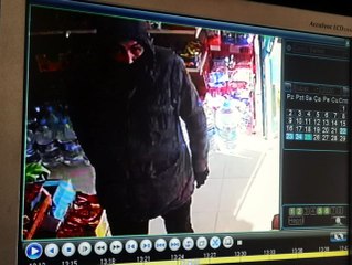 Pendik'te bıçaklı gaspçının market kasasını boşalttığı anlar kamerada