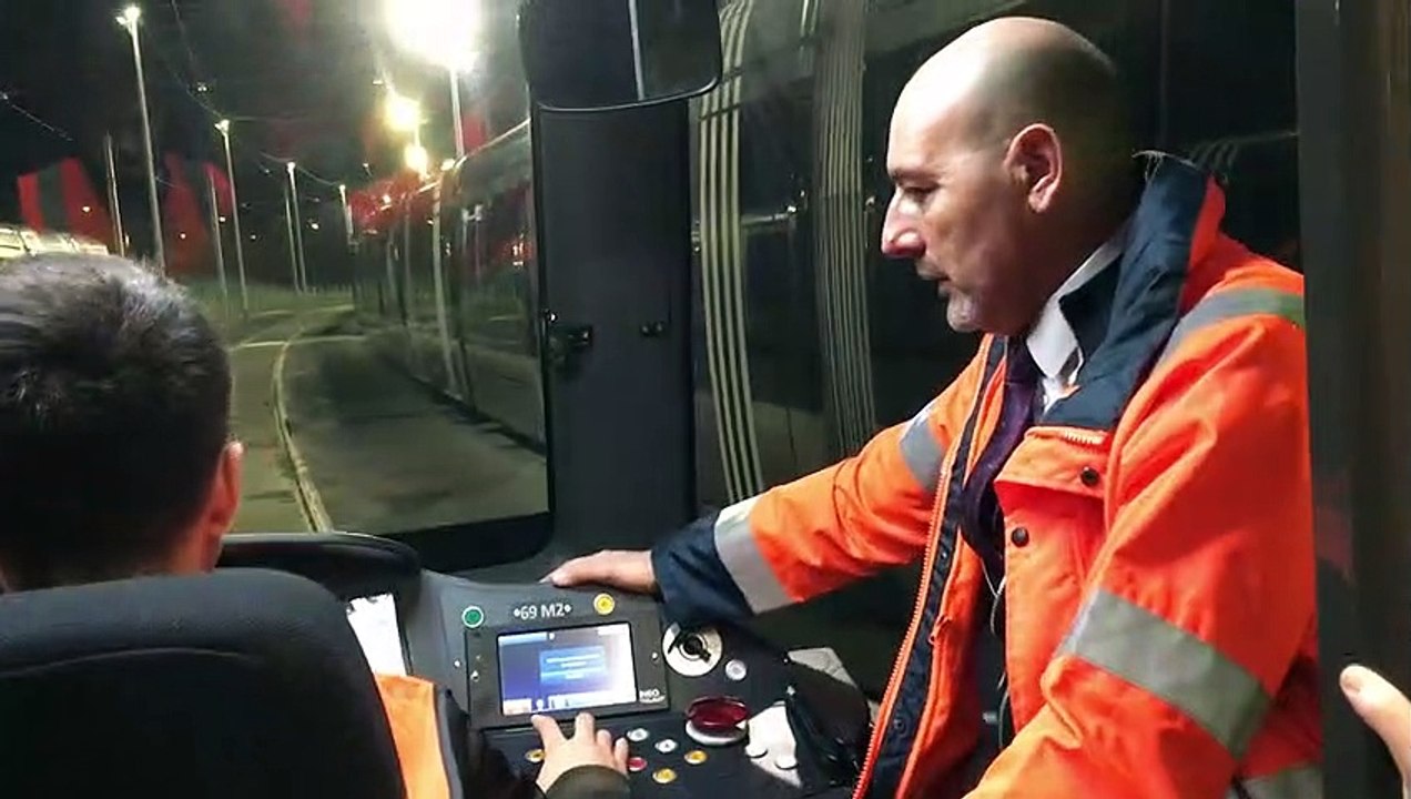 Conduire le tram : douze étudiants sont en formation à Tours