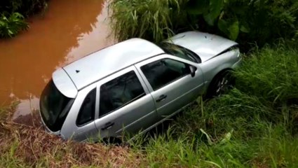 Carro vai parar dentro de rio após condutor perder o controle da direção