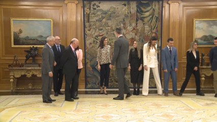 La Reina Letizia elige un look discreto para su primer acto de la semana