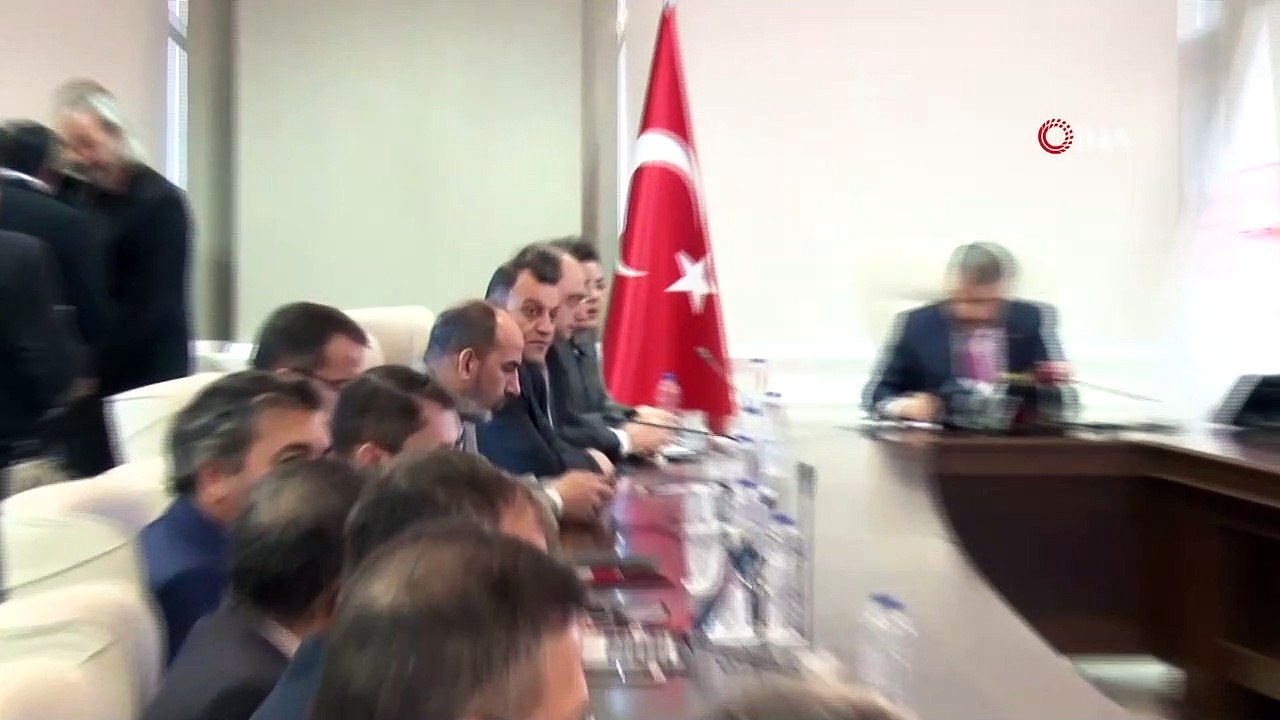 Bakan Koca: 'Hasta olduğu yönünde bir vatandaşımızın bulgusu olmadığını söylemek istiyorum. 140 kişi içinde ateşi olan yolcumuz olmadığını, 4 yolcuda öksürük ve boğaz ağrısı şikayeti olduğunu söylemek istiyorum'