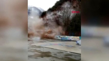 Gümüşhane'de okul bahçesinde heyelan anı kamerada