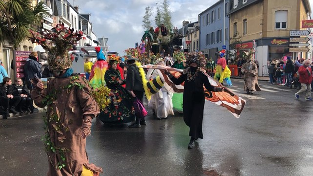 Carnaval de Granville : défilé de la cavalcade satirique