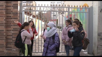 Alarmi për koronavirusin, prindërit dërgojnë fëmijët me maska në shkolla