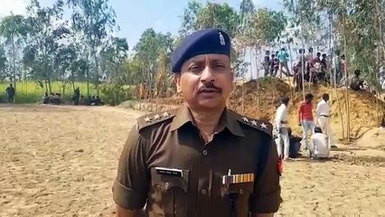 मिट्टी  में दबे युवक को निकालने का प्रयास पुलिस टीम द्वारा जारी