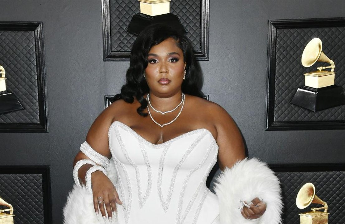 Lizzo compare sa musique... aux parties intimes d'une autruche!