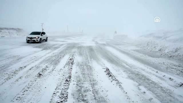 Tendürek Geçidi'nde ulaşıma kar ve tipi engeli