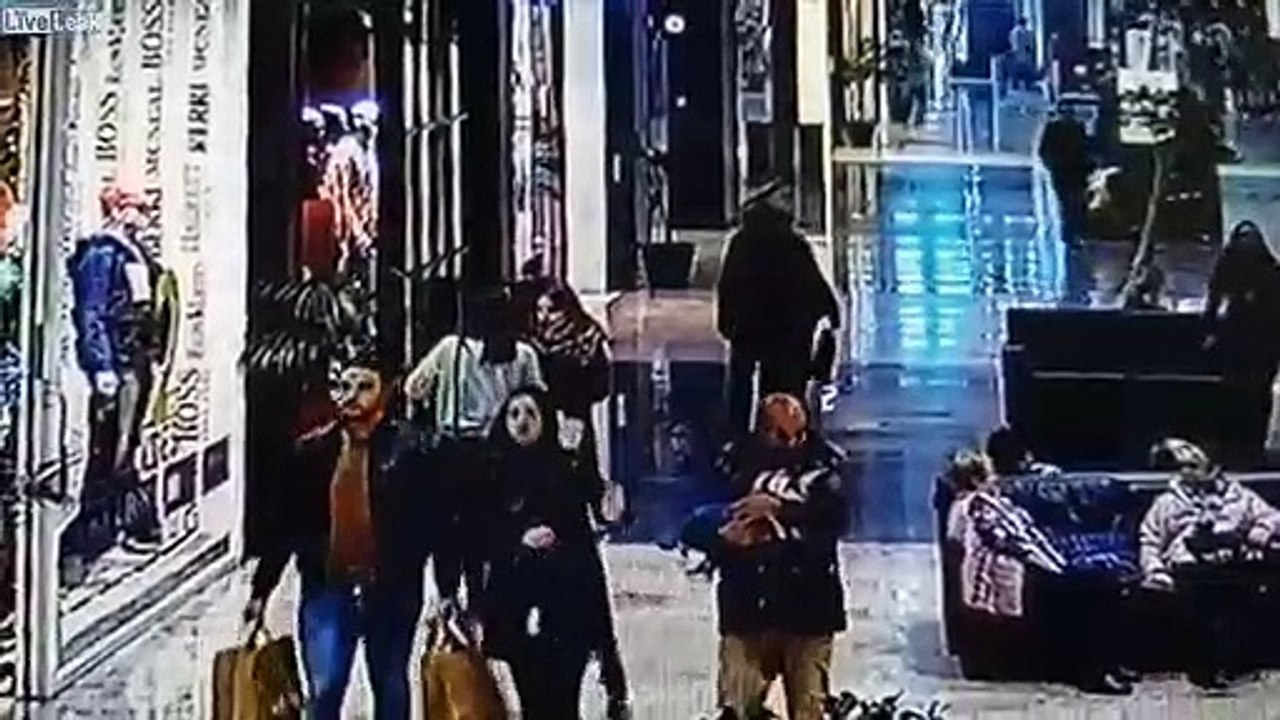 Ce voleur de sac à main est arrêté par les passants d'un supermarché !