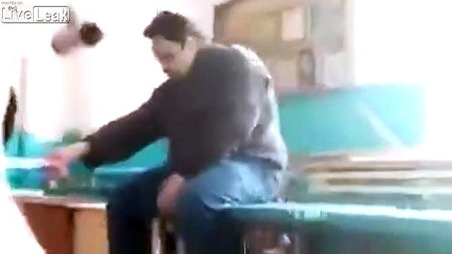 Ivre, ce prof de musique s'effondre en classe !