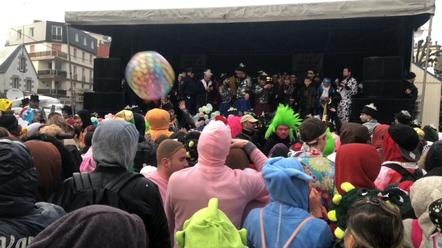 La bataille de confettis clôture le carnaval de Granville