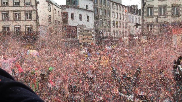 La bataille de confettis du 146e Carnaval