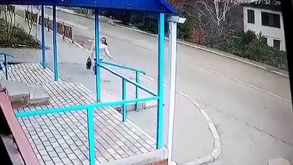 فتاة على بعد خطوة من الموت