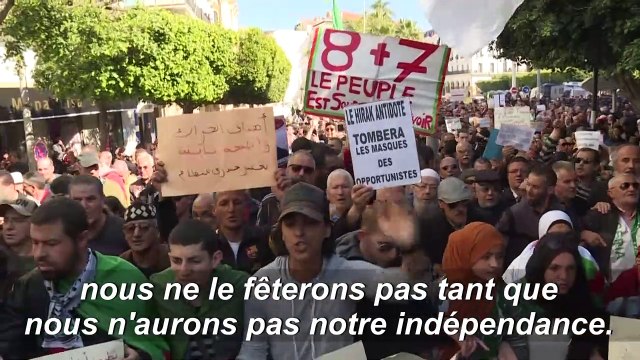 Des étudiants algériens manifestent à Alger pour marquer le premier anniversaire du mouvement